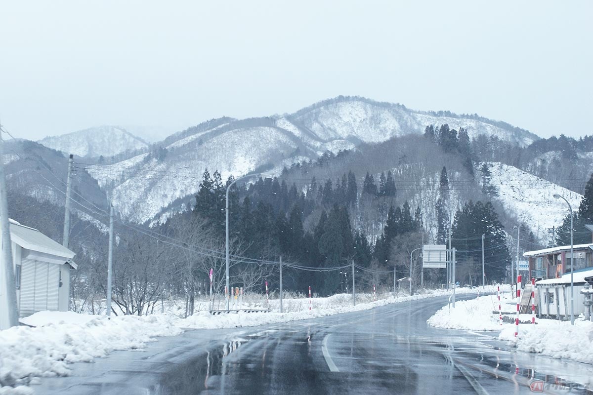 冬の路面で注意するべきアイスバーン