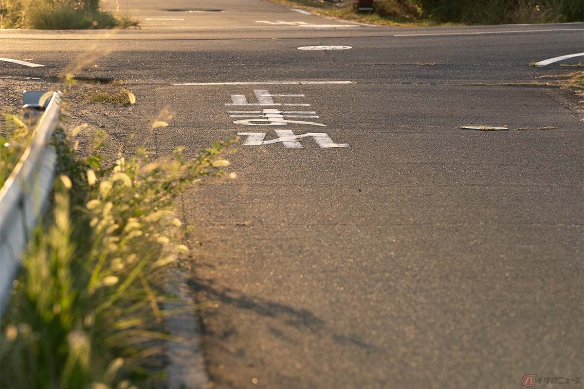 消えかけた道路標示を勝手に書き直すと罰則の対象となる