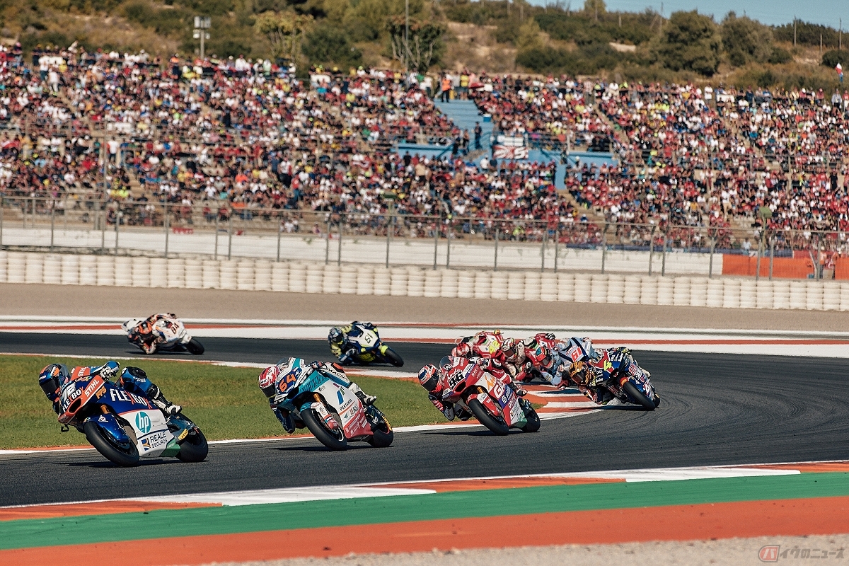 トライアンフが供給するストリートトリプル765ベースのエンジンで競われるMoto2。マシン性能差がほとんどなく毎戦激しいバトルが展開される。最高速は300km/hに達する