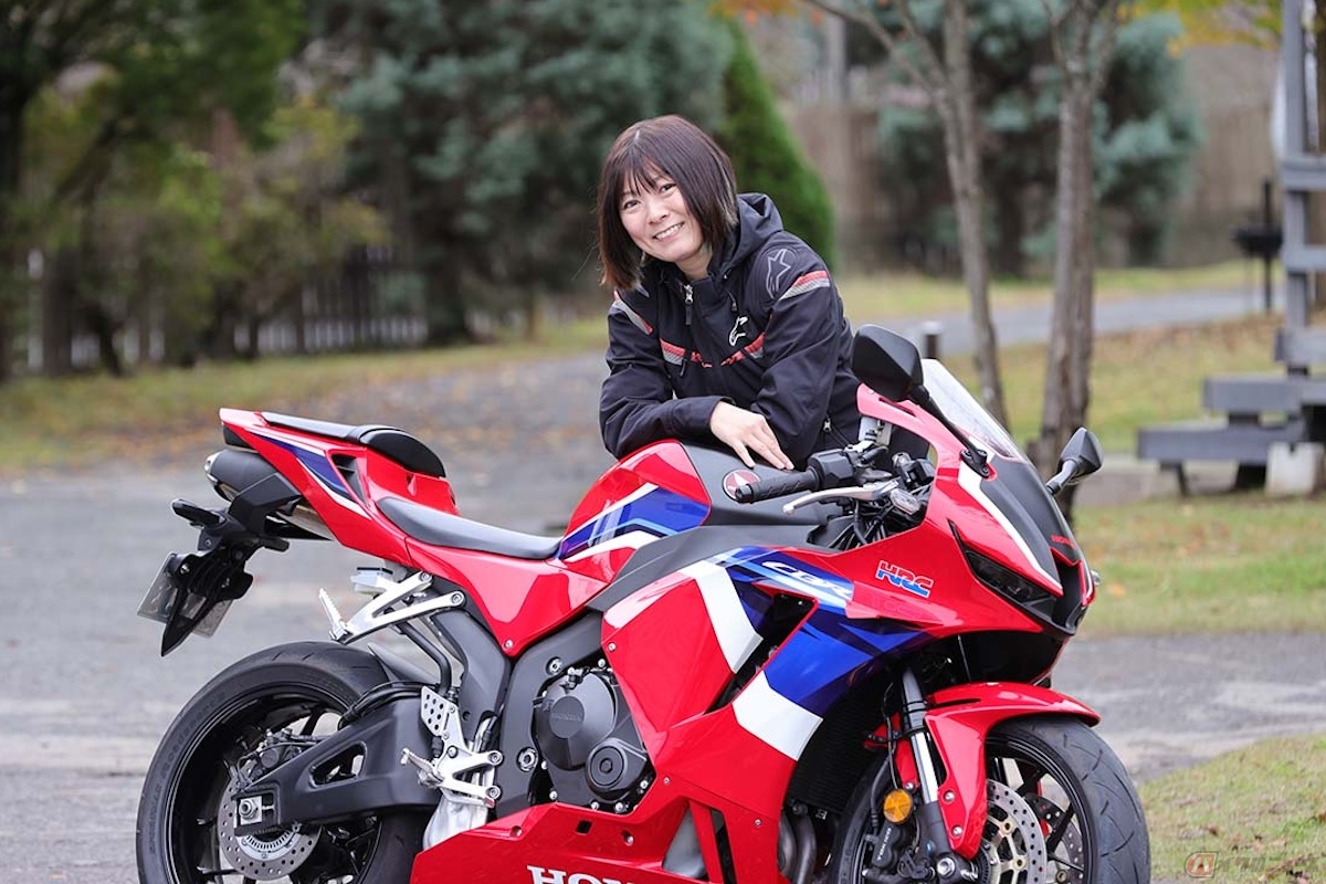 ホンダ「CBR600RR」と筆者(先川知香)