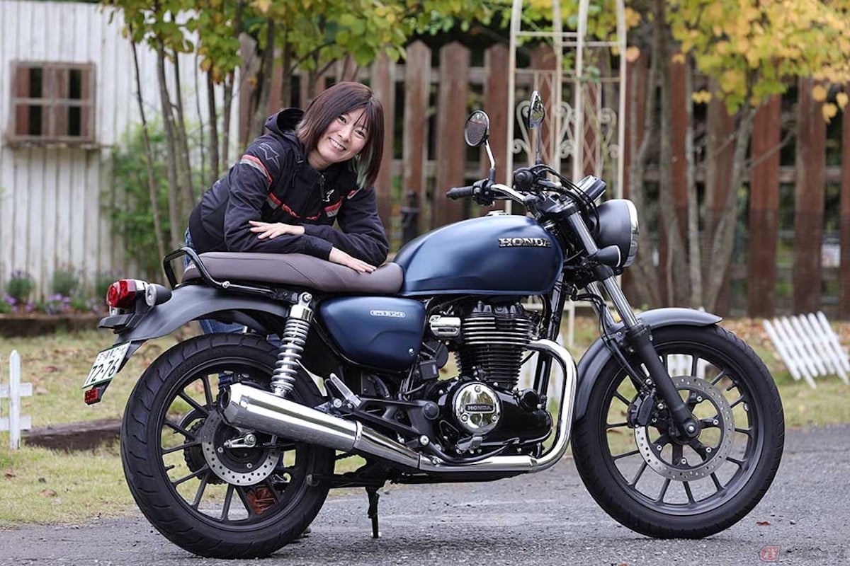 ホンダ「GB350」と筆者(先川知香)