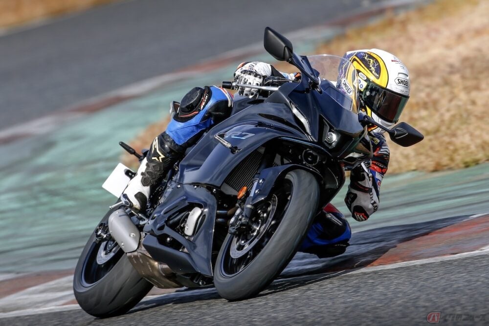 サーキットでYZF-R7を試乗する石塚健選手