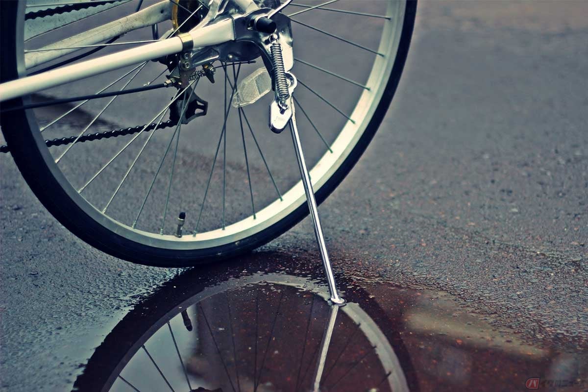 停車中の自転車を片足で支える「1本スタンド」(サイドスタンド)