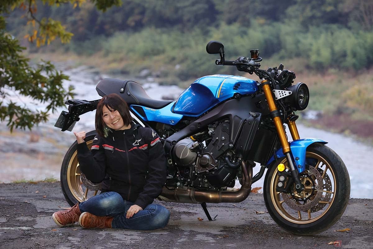 ヤマハ「XSR900」と筆者(先川知香)