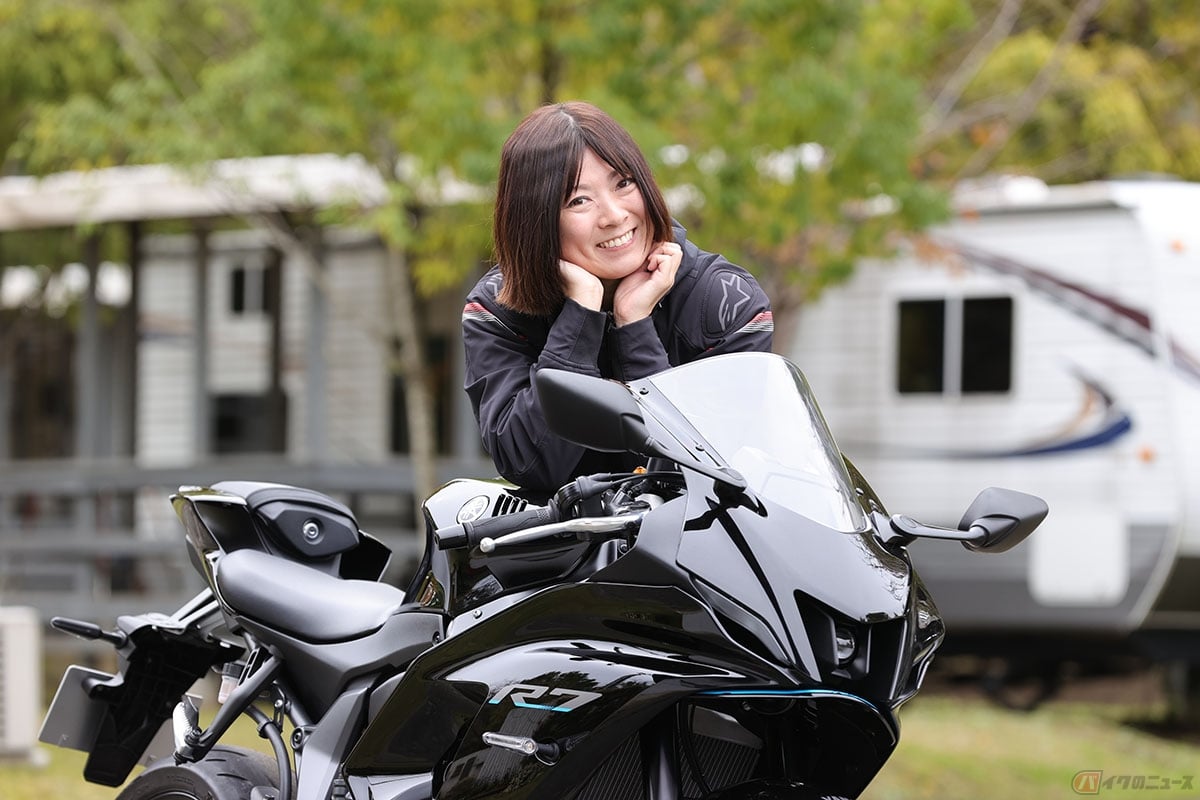 ヤマハのミドルサイズスーパースポーツ「YZF-R7」と筆者(先川知香)