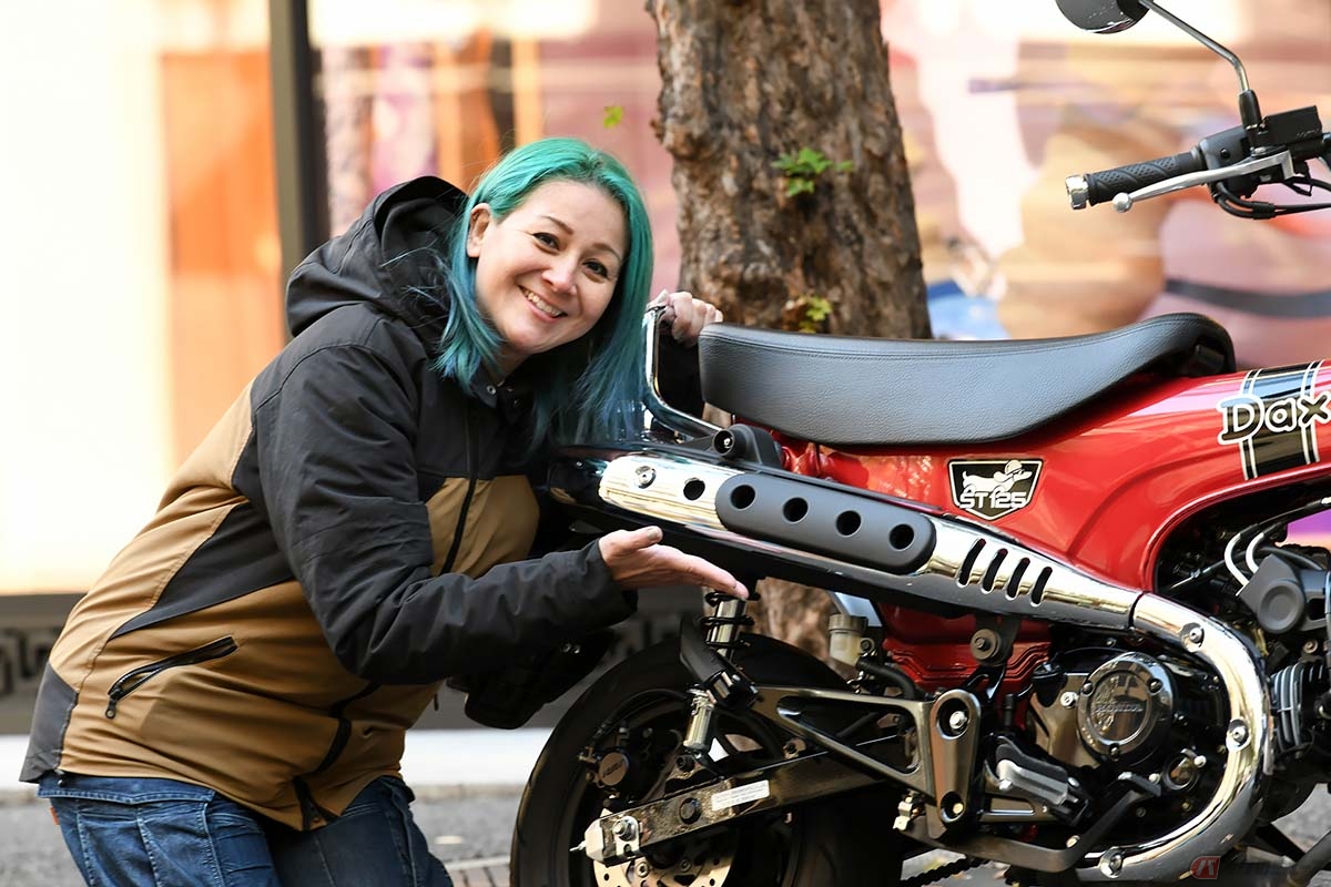 ホンダ「DAX」とクリステル・チアリさん