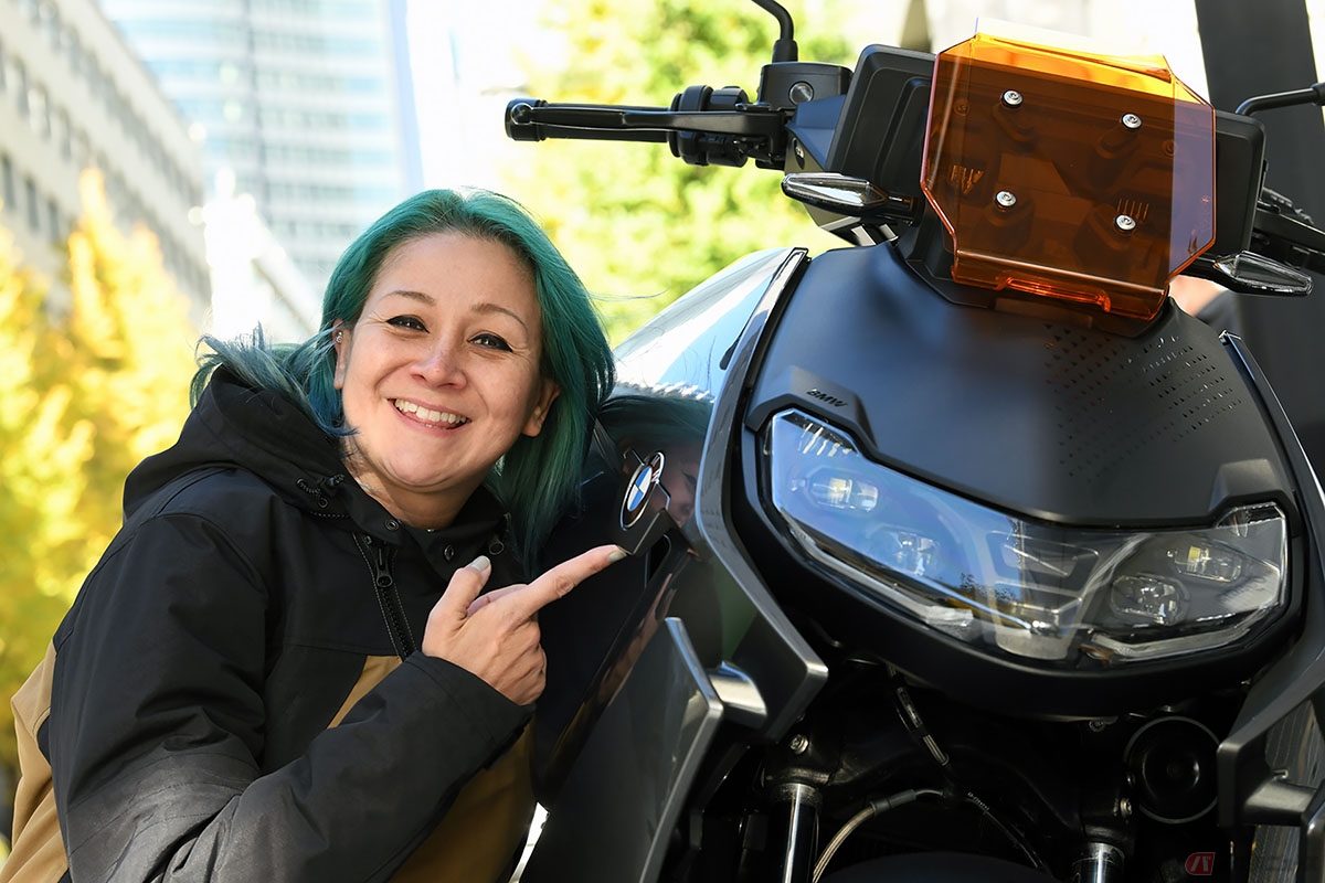 BMW Motorrad「CE04」とクリステル・チアリさん