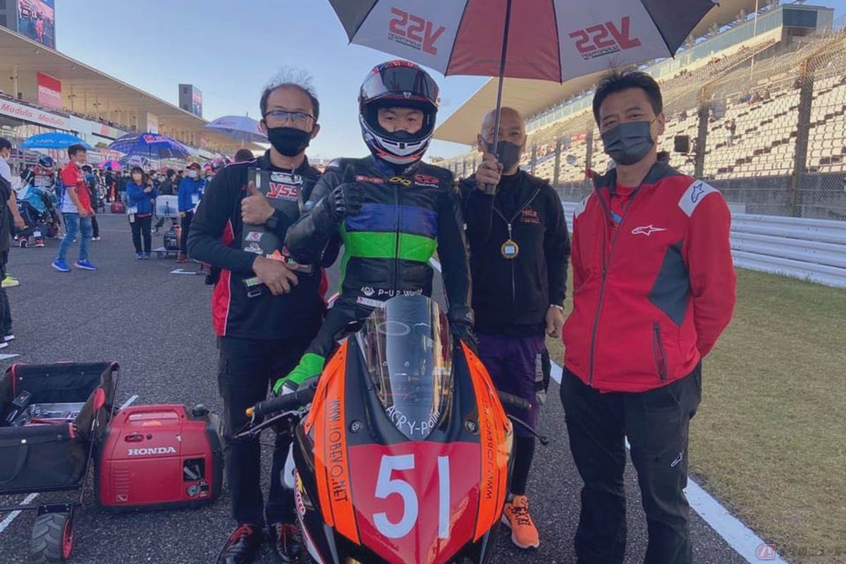 全日本ロードレース選手権併催のMFJ CUP JP250クラスのグリッドに並ぶ大久保光選手