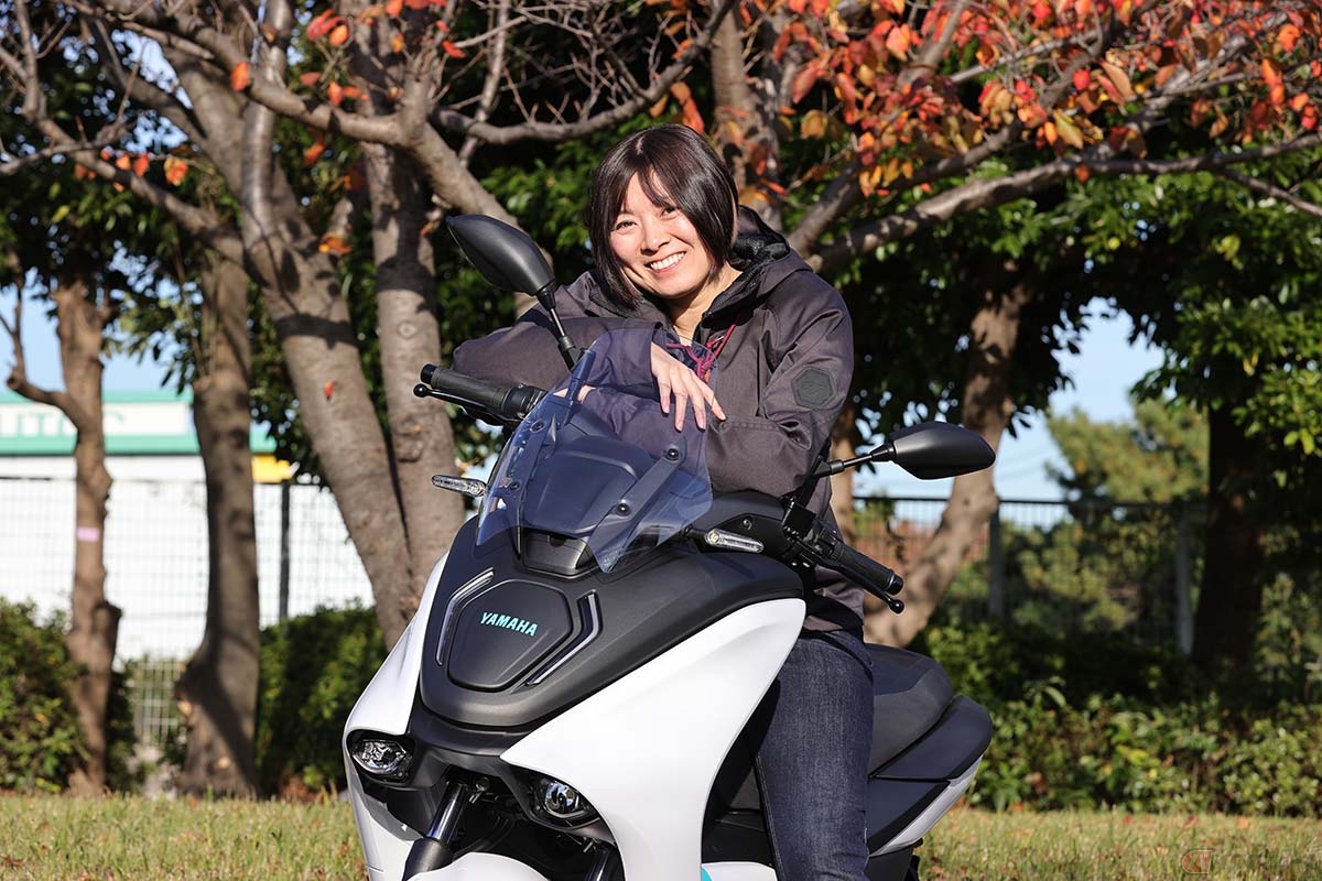 ヤマハ「E01」と筆者(先川知香)