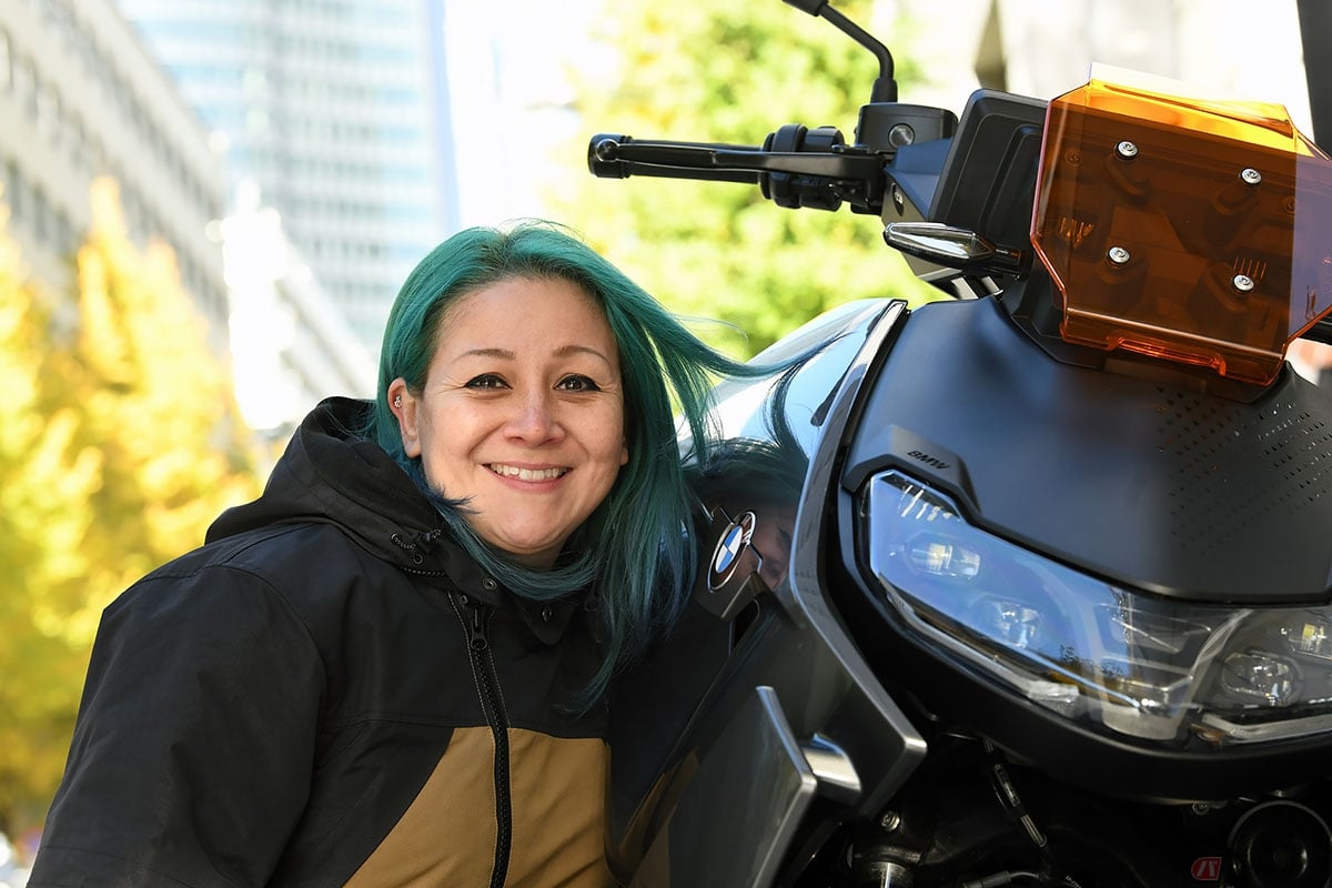 BMW Motorrad「CE04」とクリステル・チアリさん