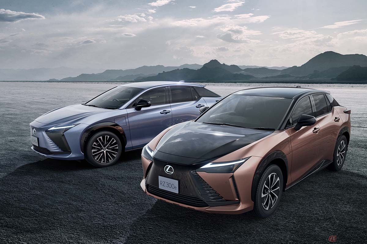 トヨタ新型「RZ300e」（手前）と新型「RZ450e」（奥）