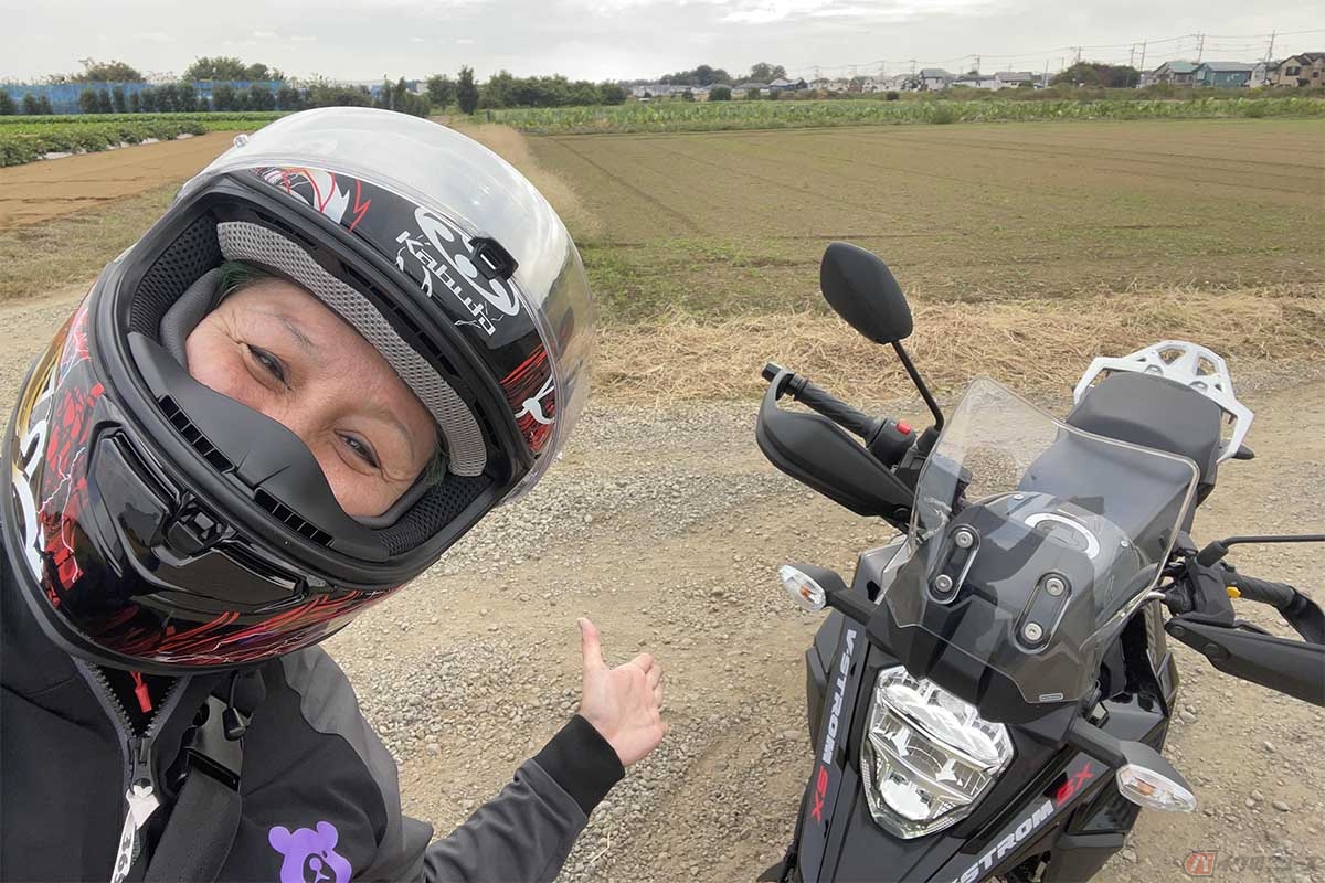 スズキ「Vストローム250SX」とクリステル・チアリさん