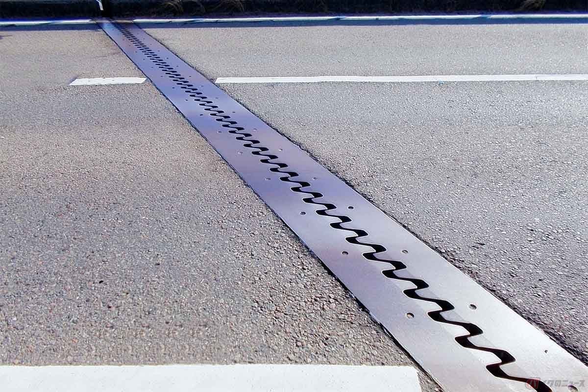 この金属のつなぎ目は「ジョイント」と呼ばれるもので、橋梁や高速道路を建設する際にできる隙間を塞ぐための設備