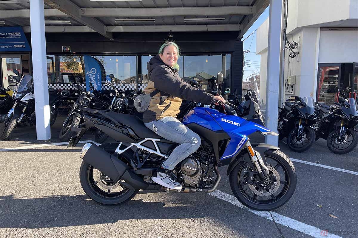 スズキ「Vストローム800」に跨るクリステル・チアリさん