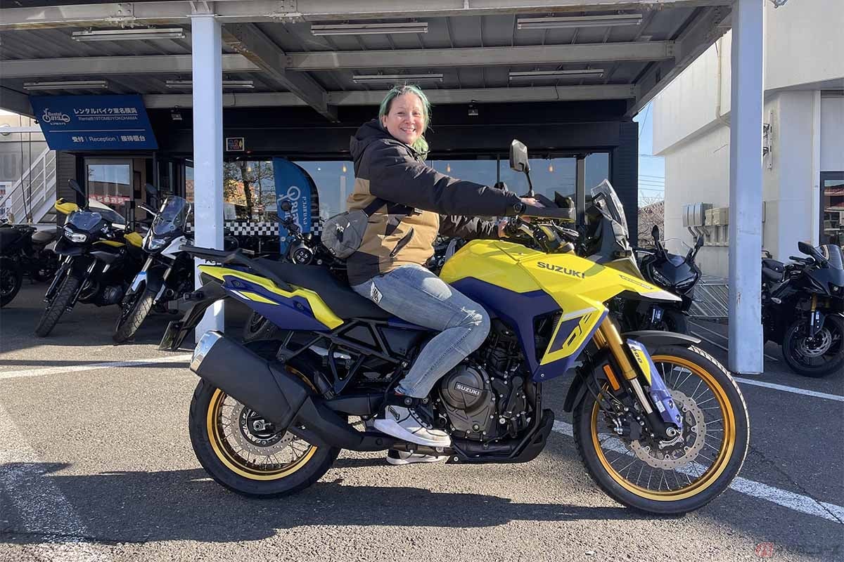 スズキ「Vストローム800DE」に跨るクリステル・チアリさん