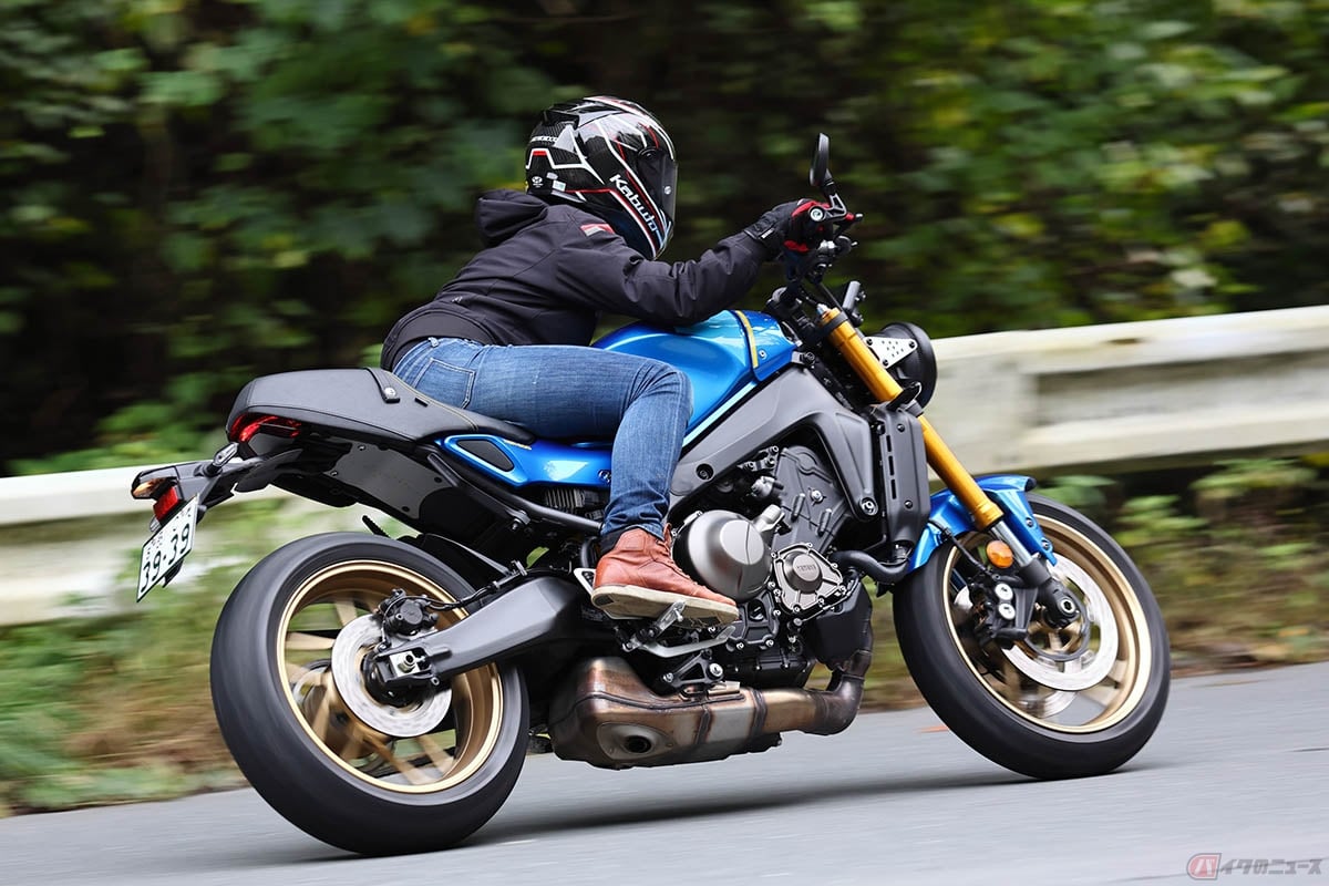 ヤマハ「XSR900」の走りを楽しむ筆者(先川知香)