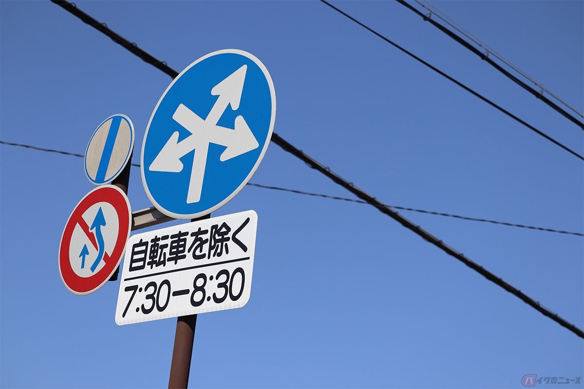 補助標識の効力は原則として、真上にある本標識のみに適用される。