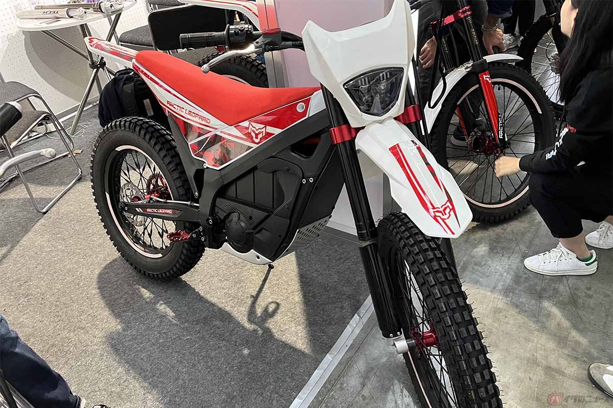 Arctic Leopardの電動バイクです。跨ってみた感じは乗りやすそうでした。