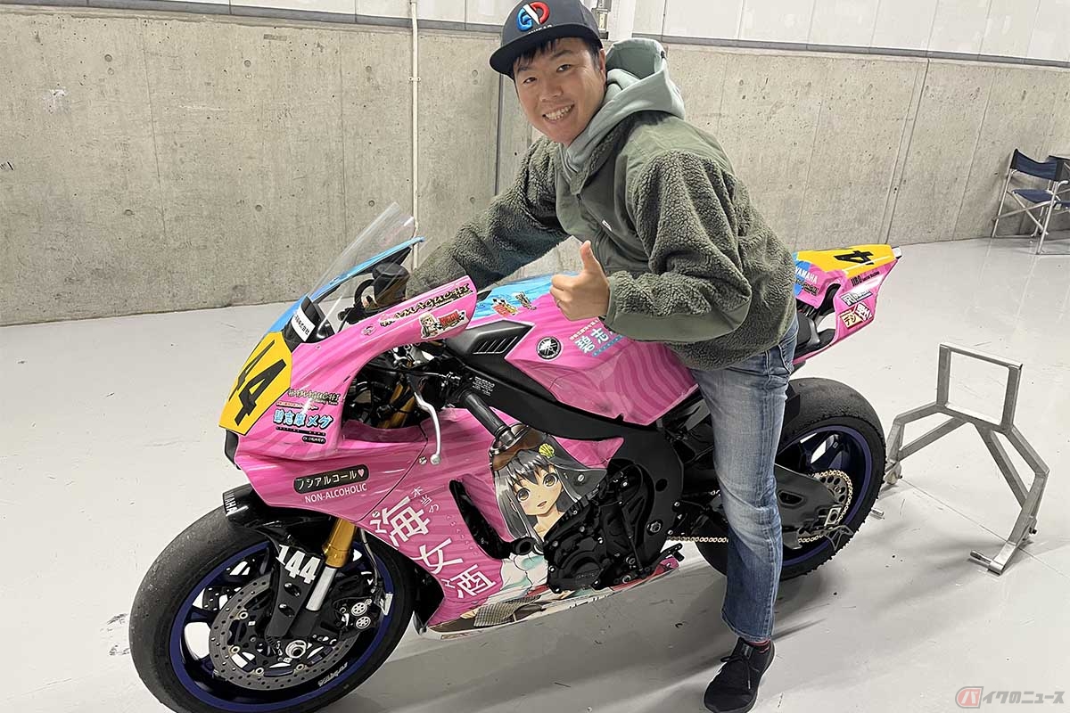 HAMAGUCHI Racingのヤマハ「R1」に跨る大久保光選手