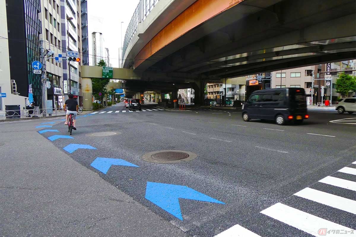 原付バイクは原則、右折レーンを含む3つ以上車両通行帯がある道路の交差点で右折する際は二段階右折をおこなわなければならない