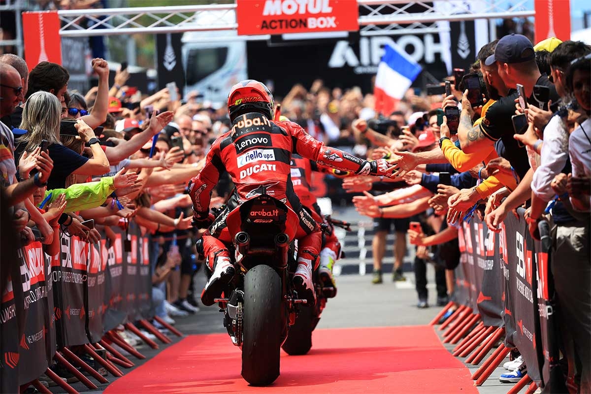 日本レース写真家協会(JRPA)が、東京と大阪の2か所で、会員による写真展を開催