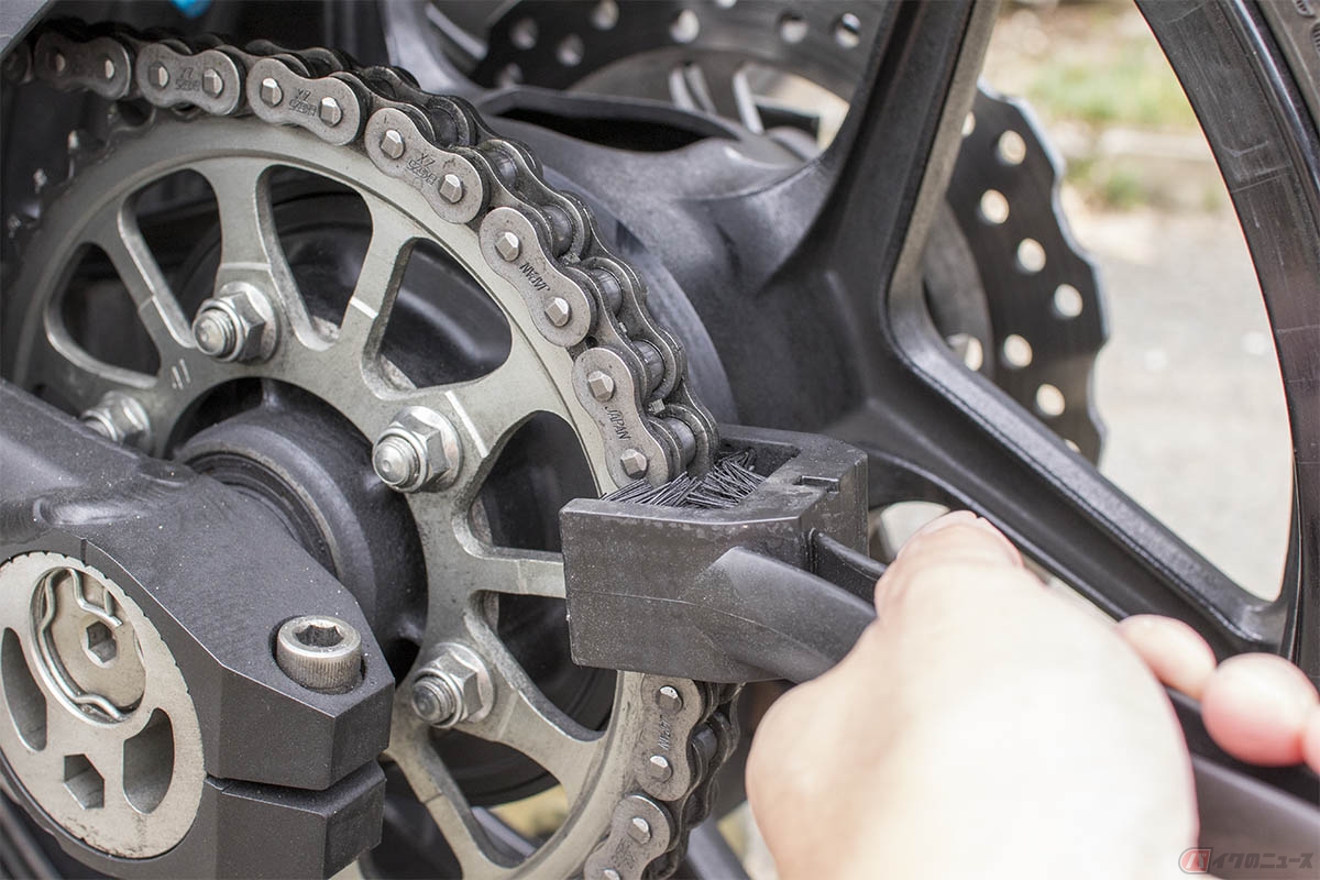 チェーンルーブを塗る際には、まず古いチェーンルーブや汚れをしっかりと落とすことが大切。