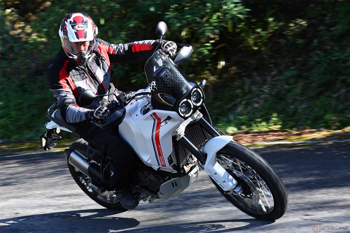 ドゥカティの本格オフロードモデルは、もちろんツーリング性能も高い