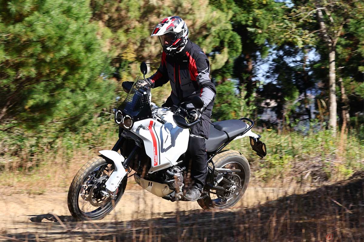 きめ細やかなライディングモード、優れたサスペンションを備え、ダートではいよいよ本領を発揮する