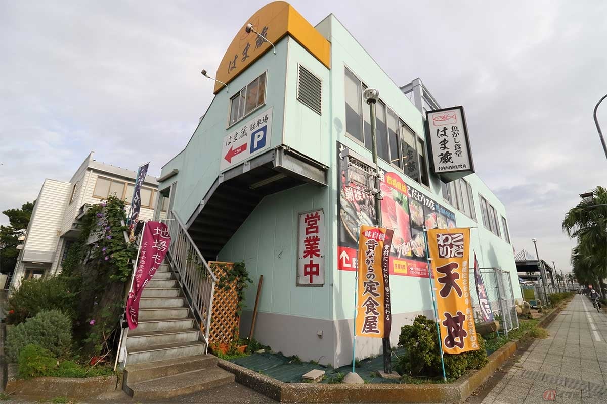 「よこすか海岸通り」を観音崎方面に走ると現れる「横須賀魚市場前」交差点。「魚がし食堂　はま蔵」はこの交差点の角にある