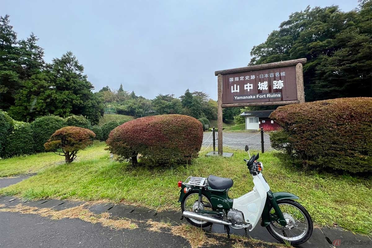 国指定史跡・日本百名城にも選ばれている「山中城跡」を訪れた。看板の裏側に駐車場や公衆トイレも備わるほか、少し離れたところに広い駐車場も完備されている