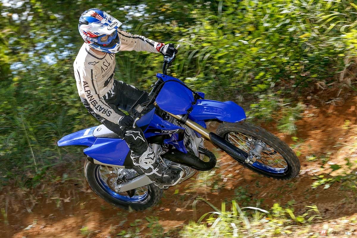 ヤマハ新型「YZ125X」(2023年型)に試乗する筆者(青木タカオ)