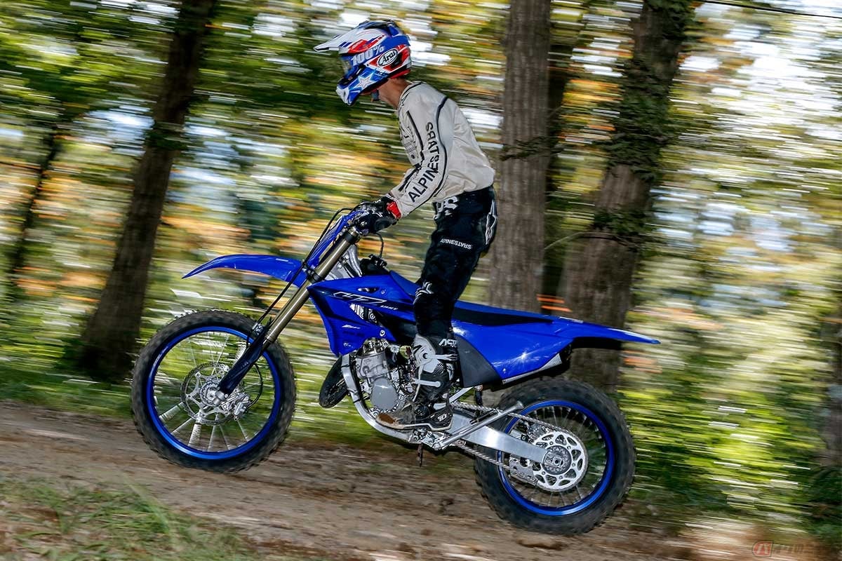 ヤマハ「YZ125X」(2023年型)に試乗する筆者(青木タカオ)