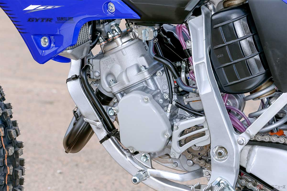 ヤマハ新型「YZ125X」のエンジン。シリンダ、シリンダヘッド、YPVS、キャブレター、CDIユニットなどは専用パーツ。低中回転域・低中開度領域でより扱い易い特性となっている