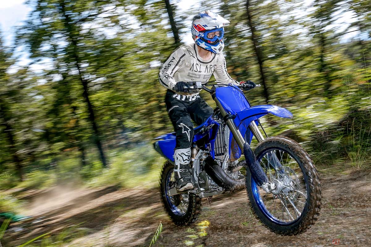 ヤマハ「YZ250X」(2023年型)に試乗する筆者(青木タカオ)