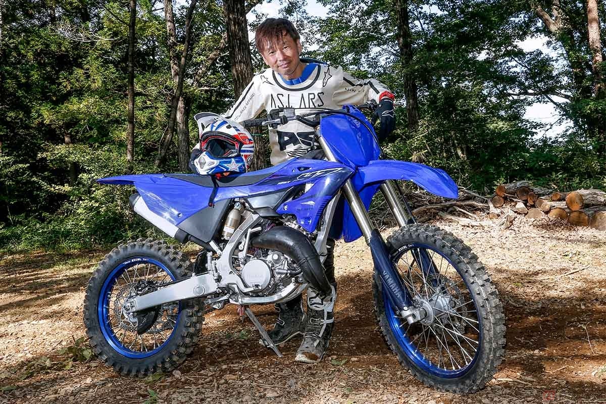 ヤマハ新型「YZ125X」(2023年型)と筆者(青木タカオ)
