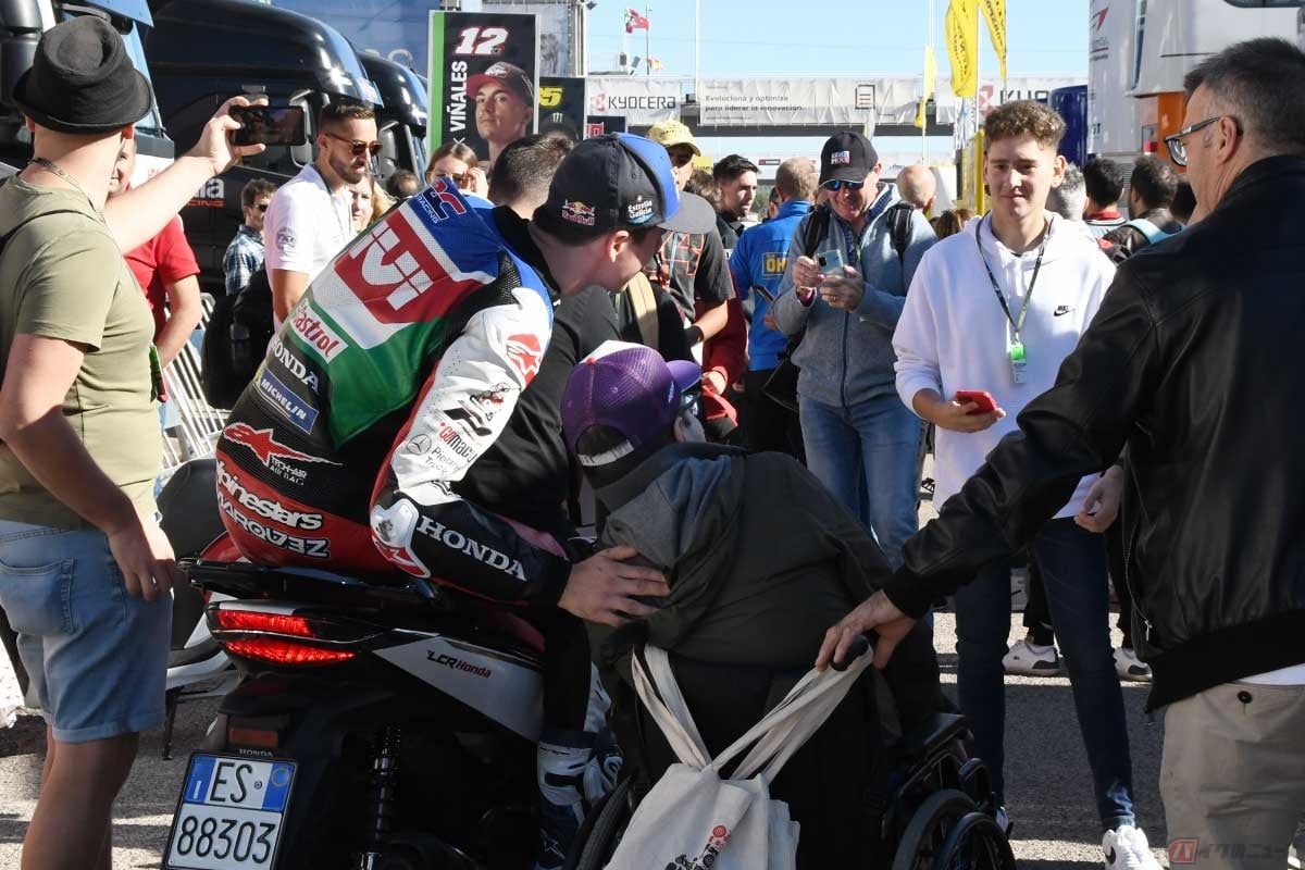 後ろ姿をかろうじてキャッチしたアレックス・マルケス選手。スクーターの後部シートに座り、タンデムで移動するところだったらしい。ライダーが誰かを後ろに乗せて移動する姿を見ることもある