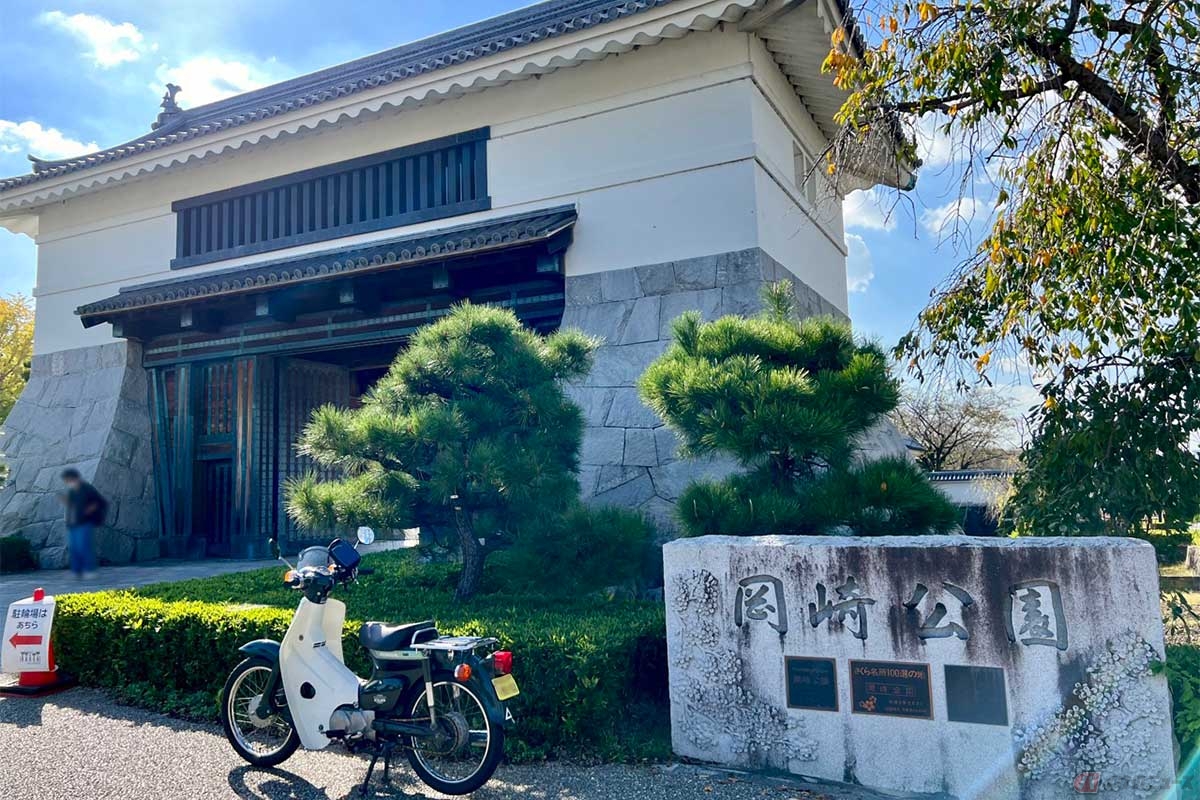 「岡崎城」の城跡は「岡崎公園」として整備されており、「日本さくら名所100選」にも選ばれている。写真とは別の場所に2輪専用の無料駐車場がある