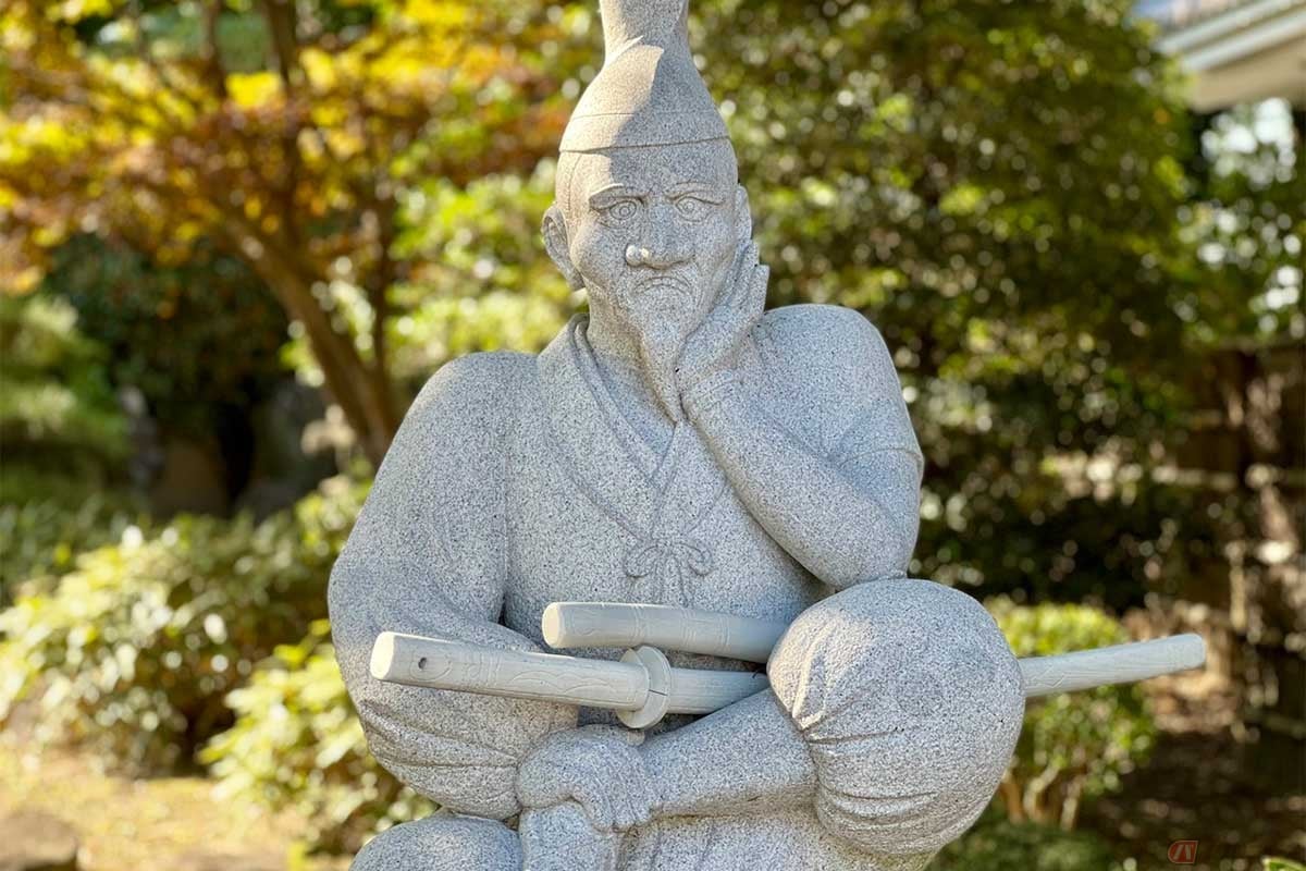 「岡崎公園」に置かれた「しかみ像」の石像。浜松の三方ヶ原の戦いで武田軍に大敗北し、自戒の念として家康が描かせたと言われる肖像画を基にしている。顔をしかめて苦渋の表情を表す姿は、のちに平和国家を創り上げた礎になったと言われている