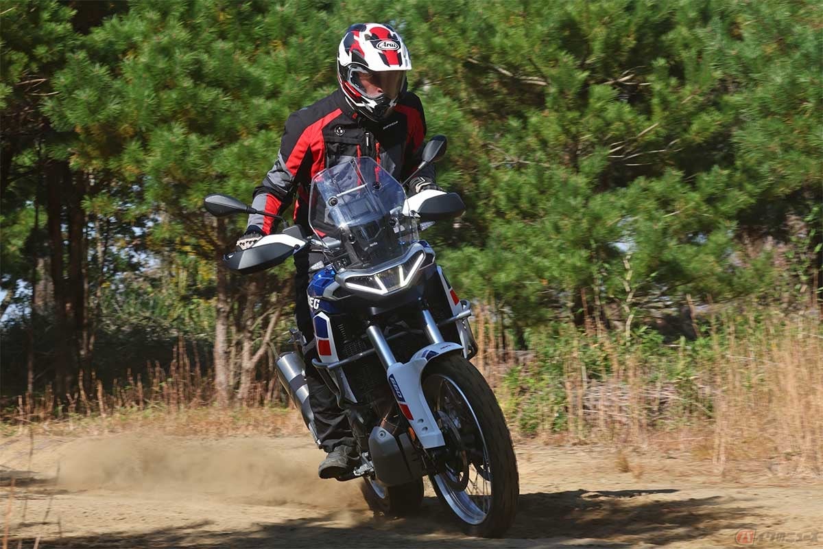 排気量と車体とのパッケージングが絶妙。より大きな排気量のアドベンチャーバイクとは異なり、アクセルを安心して開けられ、余裕がある