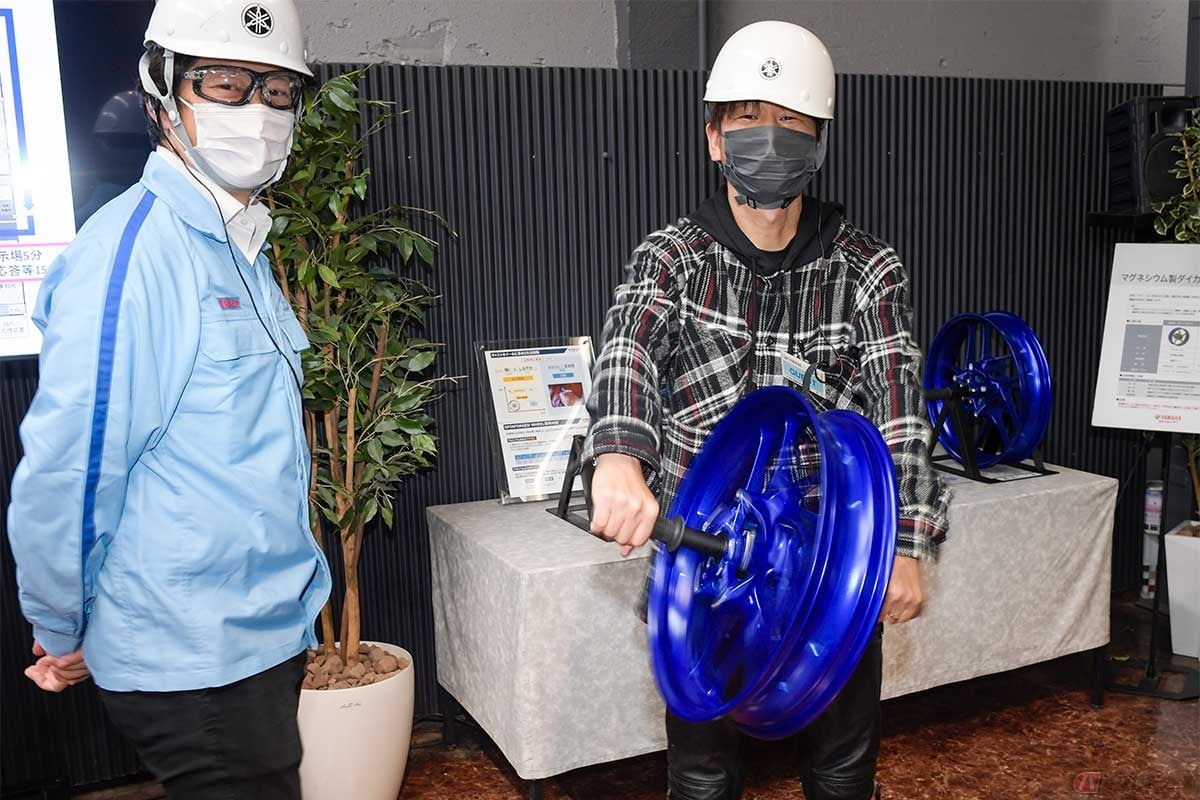 回転するアルミ鋳造キャストホイールで軽さの恩恵を体験する筆者(青木タカオ)