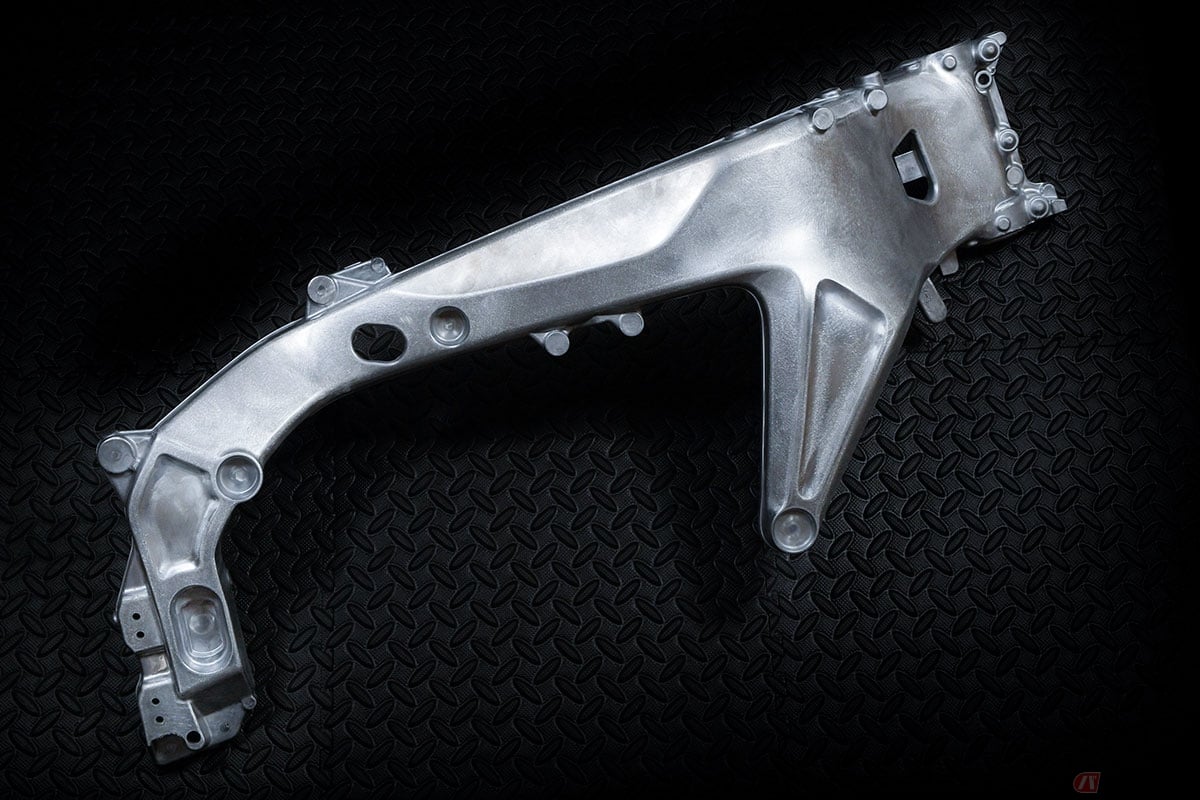 ヤマハ「XSR900」(2022年型)の軽量CFアルミダイキャスト製フレーム