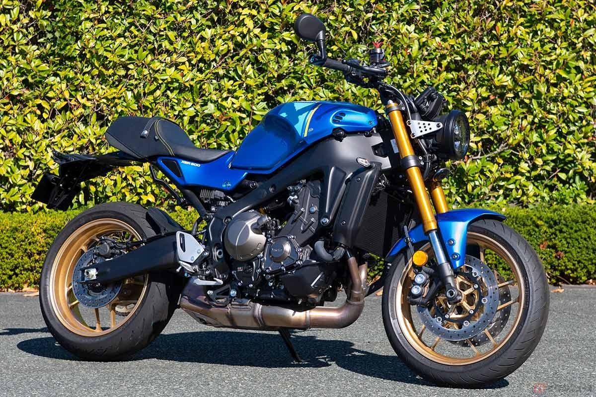 ヤマハのスポーツヘリテージモデル「XSR900」(2022年型)には、軽量CFアルミダイキャスト製の新フレーム、ボックス構造のアルミリアアーム、そして鋳造でありながら鍛造に匹敵する強度と靭性を実現した「SPINFORGED WHEEL」を採用している