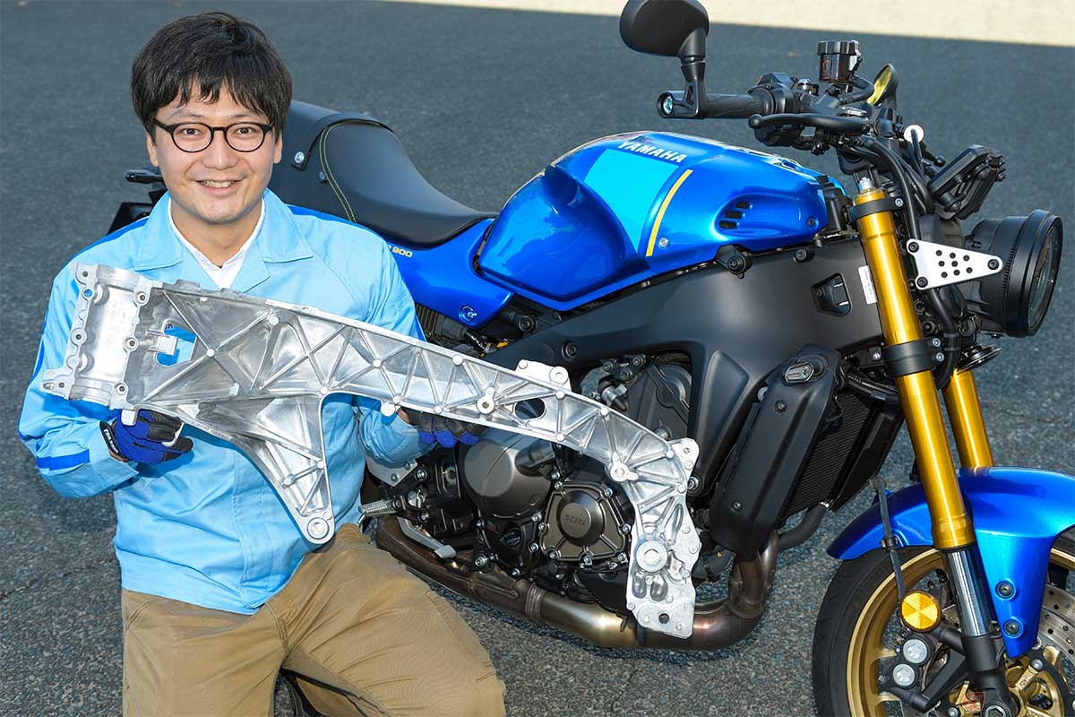 「XSR900」の軽量CFアルミダイキャスト製フレーム（裏面）