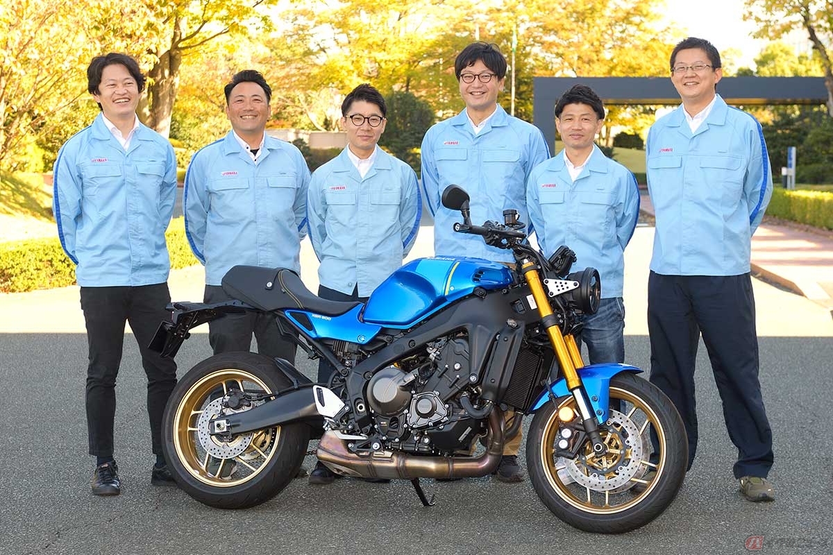 ヤマハ発動機の鋳造技術について、詳しく説明下さった皆さん。左から、生産本部 末永健太郎さん（鋳造生産準備）、生産本部 望月祐樹さん（鋳造 匠）、技術・研究本部 前田智仁さん（フレーム設計）、生産本部 大嶋崇之さん（鋳造生産準備）、生産本部 乾雄太さん（鋳造生産準備）、生産技術本部 森部真太（鋳造設備開発）