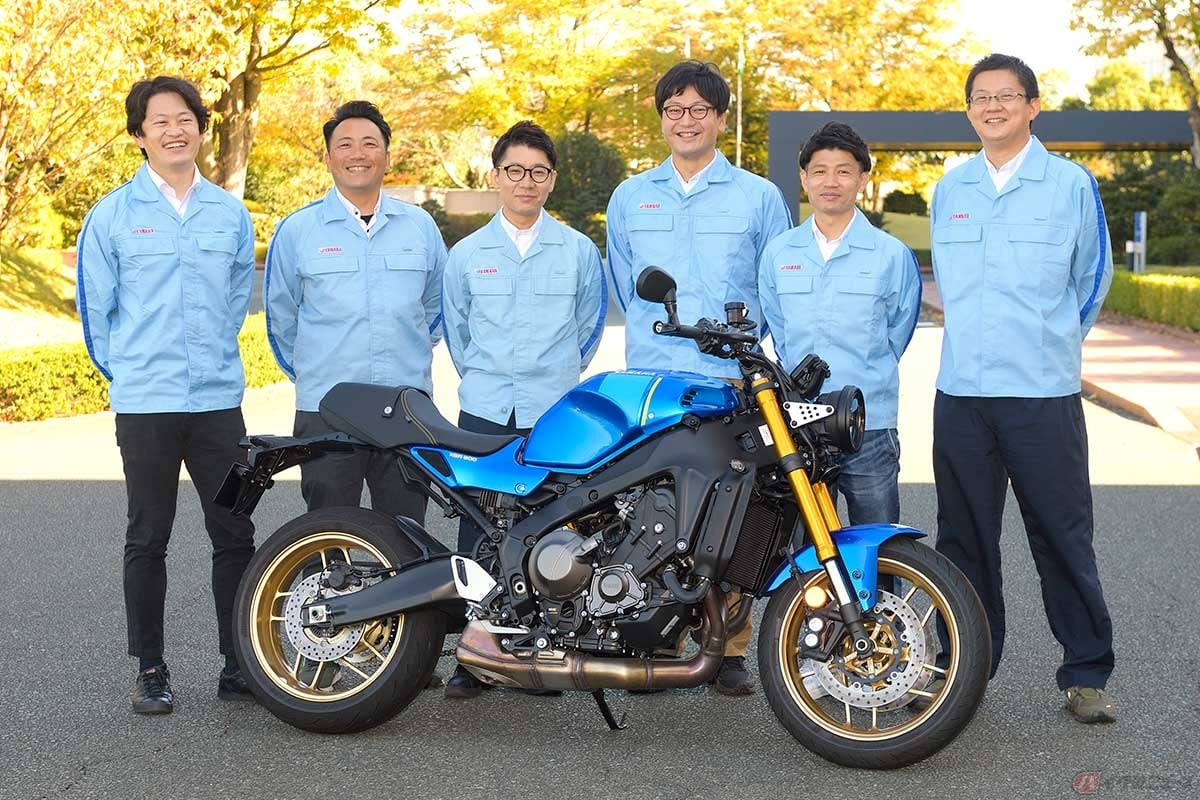 ヤマハ発動機の鋳造技術について、詳しく説明下さった皆さん。左から、生産本部 末永健太郎さん(鋳造生産準備)、生産本部 望月祐樹さん(鋳造 匠)、技術・研究本部 前田智仁さん(フレーム設計)、生産本部 大嶋崇之さん(鋳造生産準備)、生産本部 乾雄太さん(鋳造生産準備)、生産技術本部 森部真太(鋳造設備開発)