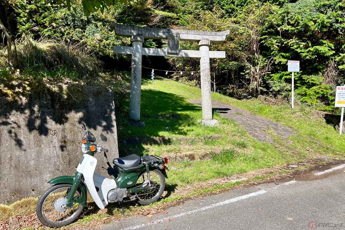 道沿いを走っていると現れた天満宮(天神社)への入り口となる鳥居。ここからは低山登山の様相となった
