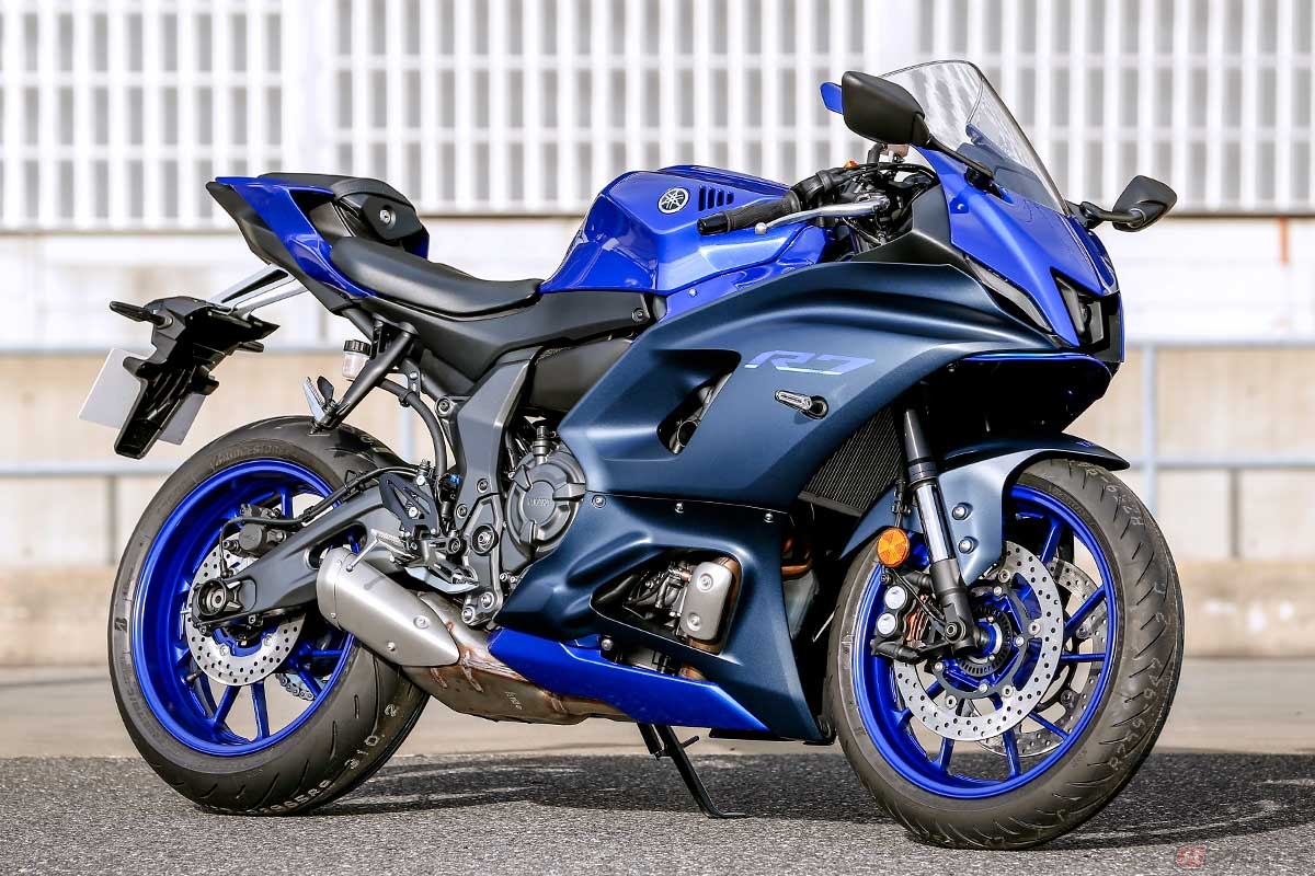 ヤマハのスーパースポーツモデル「YZF-R7」のメーカー希望小売価格（消費税10％込み）は、100万円をわずかに下回る99万9900円という設定
