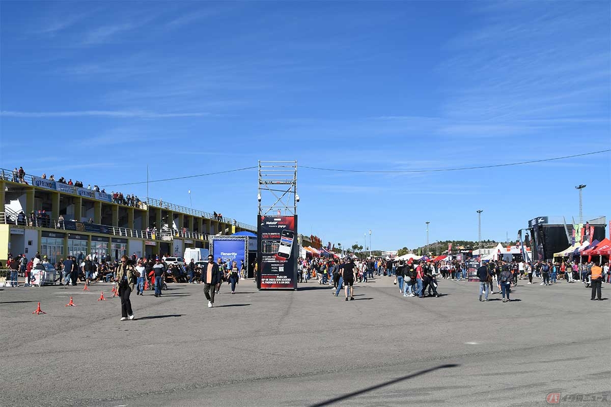 1コーナー側の大きな広場。DJブースなどもあった。写真左手に見えるのが観客席