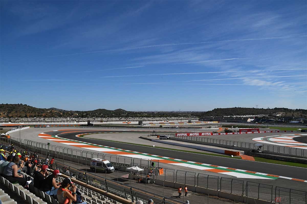 観客席の中でいちばん高いところ（だと思われる）6コーナーあたり。バレンシアGPの週末は3日間とも天気が良く、昼間はぽかぽか陽気だった