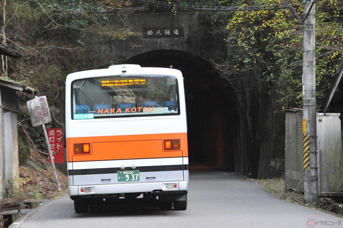 狭いトンネルには路線バスも走る。補修工事でトンネル内はさらに狭く、大型車にとっては走りにくかったのかもしれない